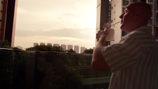 Przystojny Biały Mężczyzna Średnim Wieku Stoi Balkonie Piękny Widok Pije — Wideo stockowe