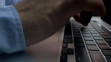Alternatif makro, genç bir iş adamının elleri internet tarayıcısında e-posta ve sörf yapmak için dizüstü veya bilgisayar klavyesinde çalışmakla meşgul.