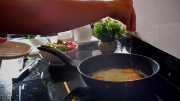 Приготування Яєць Сковороді Жінка Розчинює Яйця Сковороді Щоб Приготувати Яєчня — стокове відео