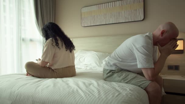 忧心忡忡心烦意乱的女人和男人感到被冒犯 想分手或离婚 夫妻双方被背叛 感情困难 — 图库视频影像