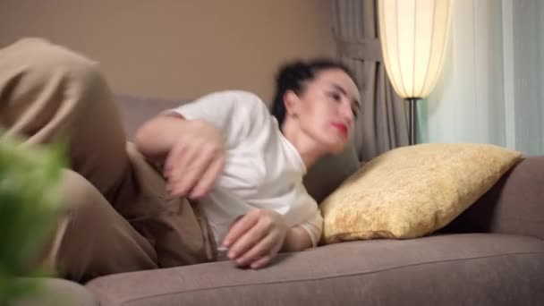 Bitkin Sıkılmış Genç Uykulu Bir Kadın Kanepeye Düşüyor Duygusuz Tembel — Stok video