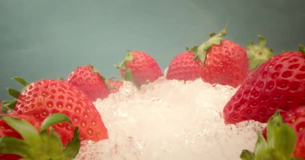 特写镜头 宏观细节 红色草莓躺在干冰的烟雾中 甜甜的红色浆果 上面覆盖着乳白色的液体 将奶油或酸奶倒在多汁的新鲜草莓上 — 图库视频影像
