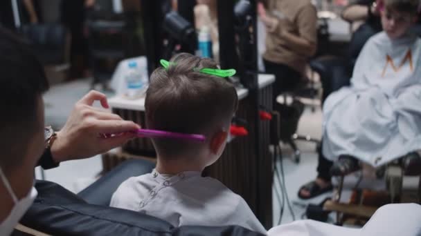 时髦理发师在理发店里用剪子剪短发 男人发型师和理发沙龙 用修剪器梳理头发 美容美发美发美发美发美发沙龙 — 图库视频影像