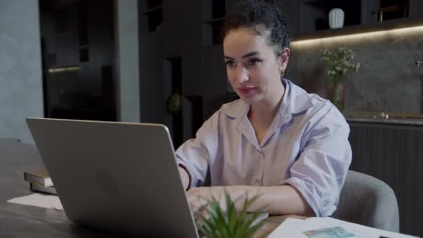 Hintli Kadın Ofisinde Mutfağında Oturuyor Dizüstü Bilgisayarını Kullanıyor Postayı Kontrol — Stok video