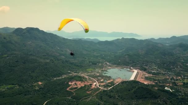 Muž Létání Extrémní Paraglidista Švýcarských Alpách Svoboda Koncept — Stock video