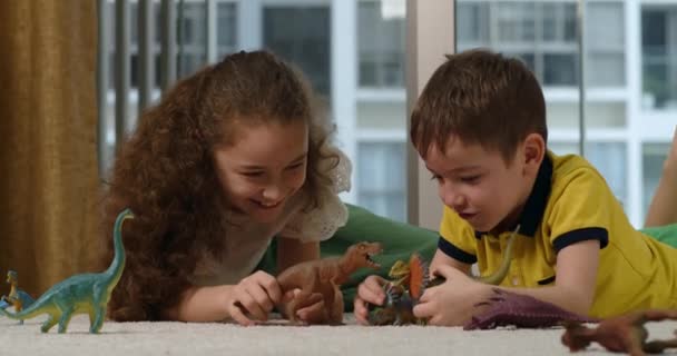 Люблячи Молоду Дорослу Сестру Милий Дошкільний Брат Розмовляє Іграшками Динозаврів — стокове відео