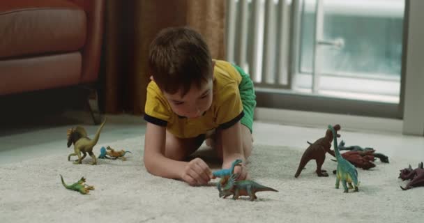 Χαριτωμένο Παιδί Αστείο Αγοράκι Που Παίζει Δεινόσαυρους Μικρό Παιδί Εξηγεί — Αρχείο Βίντεο