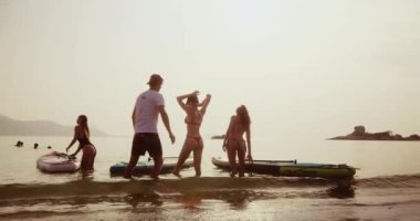 Mayolu kızlar, Sapa 'yı denizde, Vietnam' da sürmeyi öğrenmeye hazırlanıyorlar. Koç, denizde kürek çeken spor kürekçileri hazırlıyor, sporcu kadınlar. Spor Salonu, Vietnam - 582023