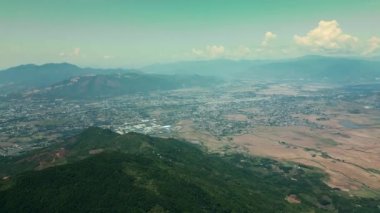 Tepe manzaralı şehir, dağlar, plantasyonlar, kentsel ve banliyö altyapısı, Nha Trang, Vietnam, Vietnam Dağları panoramik kuşlar tepelerin ormanlarına ve Vietnam Denizi nehrine bakıyor. 4K.