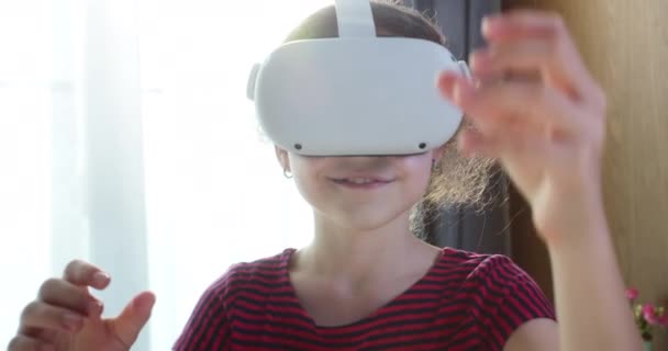 使用虚拟现实耳机学习儿童 在虚拟现实中教育孩子 在网络空间中教育女孩 在虚拟现实中学习 — 图库视频影像