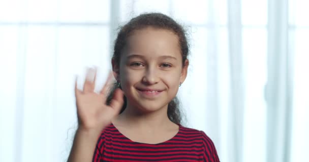Vicces Mosolygós Kislány Néz Kamera Otthon Aranyos Gyermek Integető Kéz — Stock videók