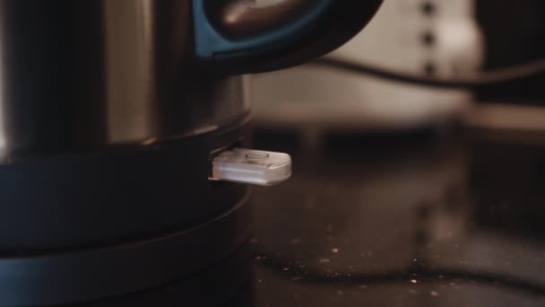 Villanyt Használó Készülékek Képei Vízforraló Kenyérpirító Mosogatógép Mikrohullámú Sütő Dugó — Stock videók