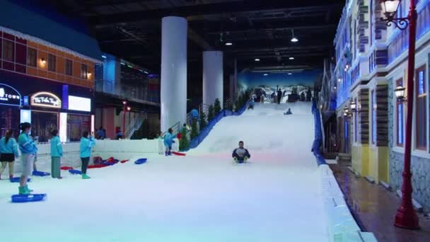 人々のビューは ホーチミン市の大きな氷のリンクでスケート スケート場でアイススケートをしている人 冬のスポーツ活動 スケート シティアイススケートリンク — ストック動画