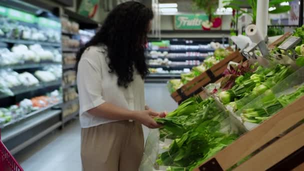 Jolie Jeune Femme Costume Rose Choisit Salade Chou Fait Des — Video