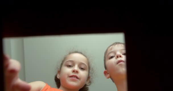 Happy Children Ravi Surprise Ouvre Une Boîte Avec Des Cadeaux — Video