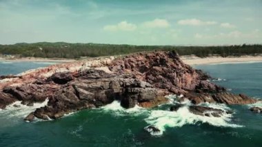 Mavi enerjinin ve berrak okyanus suyunun canlılığı. Yukarıdan aşağıya insansız hava aracı perspektifinde güçlü fırtınalı deniz dalgaları. Açık Atlantik Denizi 'nde köpüklü beyaz dokusuyla çarpışan dalga hattı.