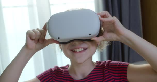 一个高加索女孩的肖像戴在她的脸上的虚拟眼镜 她带着迷人的微笑看着相机 戴上眼镜 准备虚拟学业 对着她的脸笑着 — 图库视频影像