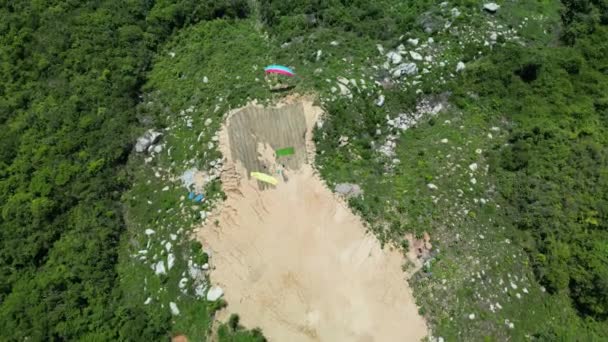 Extrémní Aktivní Odpočinek Instruktor Turistickými Mouchami Extrémním Paraglidingu Vietnamských Horách — Stock video