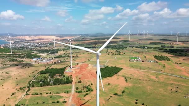 高原の美しい曇りの空にエネルギー生産のための風車農場の空中ビュー 風力発電タービンは 持続可能な開発のためのクリーンな再生可能エネルギーを生み出す — ストック動画
