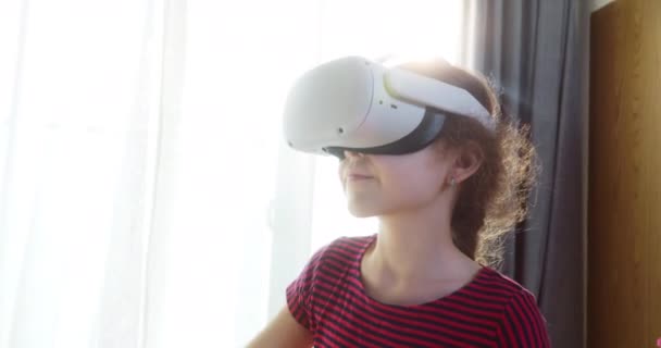 Uma Menina Com Ajuda Óculos Virtuais Está Envolvida Assunto Para — Vídeo de Stock