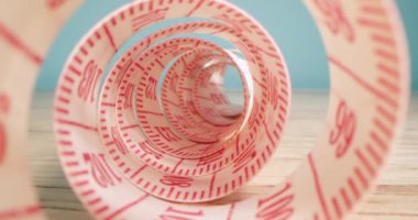 Arka plandaki dikiş ve renkli iplik rulosunun içine bir mezuranın süper makro çekimi. Giysi fabrikası. İğne, iplik, mezura, renkli iplikler çerçevede görünür..