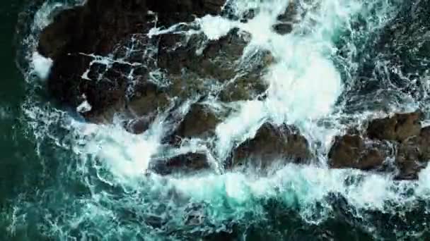 青いエネルギーと澄んだ海の水の活力 トップダウンのドローンショットの観点で強力な荒波 白い泡状の質感でオープン大西洋の波線を粉砕 — ストック動画