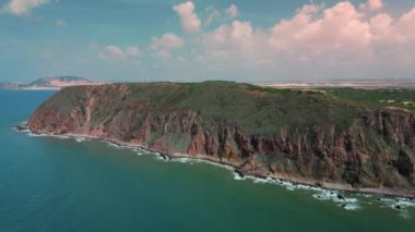 Mavi enerjinin ve berrak okyanus suyunun canlılığı. Yukarıdan aşağıya insansız hava aracı perspektifinde güçlü fırtınalı deniz dalgaları. Açık Atlantik Denizi 'nde köpüklü beyaz dokusuyla çarpışan dalga hattı.