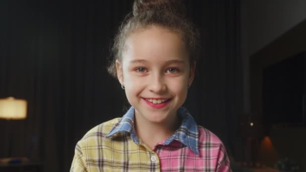 Portre Komik Küçük Kız Kameraya Bakıyor Evde Kanepede Oturuyor Güzel — Stok video