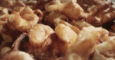 Makro çekim, siyah ve sarı arka planda güzel ışık altında fındık bademlerinin yakın çekim makrosu, Macro badem fındıklı meyveler. Sağlıklı besin organik gıdalar.