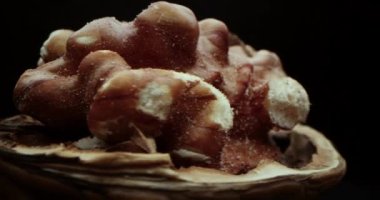 Makro çekim, siyah ve sarı arka planda güzel ışık altında fındık bademlerinin yakın çekim makrosu, Macro badem fındıklı meyveler. Sağlıklı besin organik gıdalar.