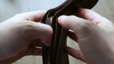 Cüzdanında para olmayan, siyah deri cüzdan taşıyan bir iş adamı. Tam bir iflas konsepti. Ekonomik kriz ve iş yerinde sorunlar, tasarruf yok, küresel işsizlik.