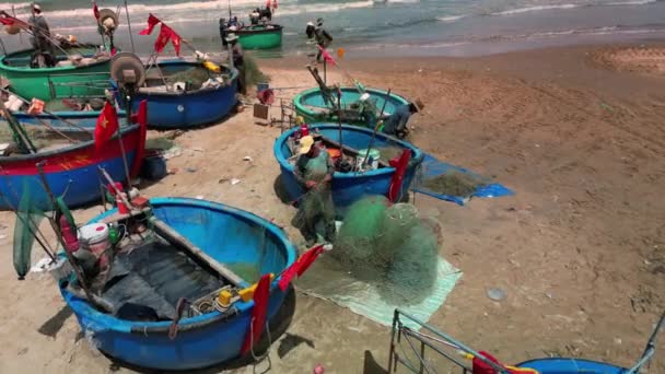 Vietnam Juni 2023 Awak Nelayan Bekerja Memilah Milah Jaring Jaring — Stok Video