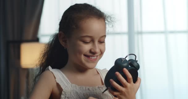 Πορτρέτο Του Ένα Χαρούμενο Χαριτωμένο Παιδί Στο Σπίτι Ένα Λευκό — Αρχείο Βίντεο