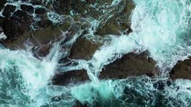 青いエネルギーと澄んだ海の水の活力 トップダウンのドローンショットの観点で強力な荒波 白い泡状の質感でオープン大西洋の波線を粉砕 — ストック動画