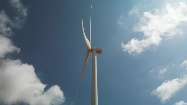 Grote Windturbines Met Bladen Tegen Blauwe Lucht Witte Wolken Oranje — Stockvideo