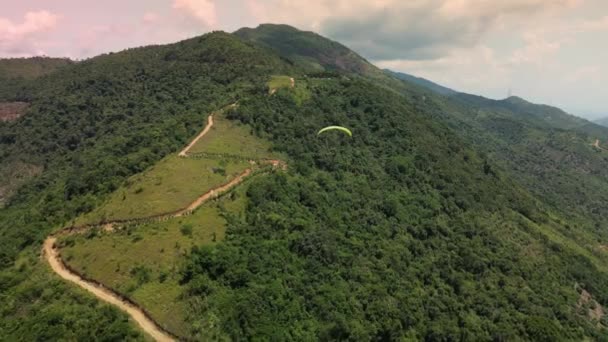 Ember Repülő Extrém Siklóernyő Svájci Alpokban Szabadság Koncepció — Stock videók