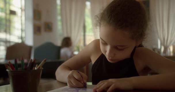 Cute Inteligentne Dziecko Szkoły Podstawowej Rysunek Dziewczyna Siedzieć Przy Stole — Wideo stockowe