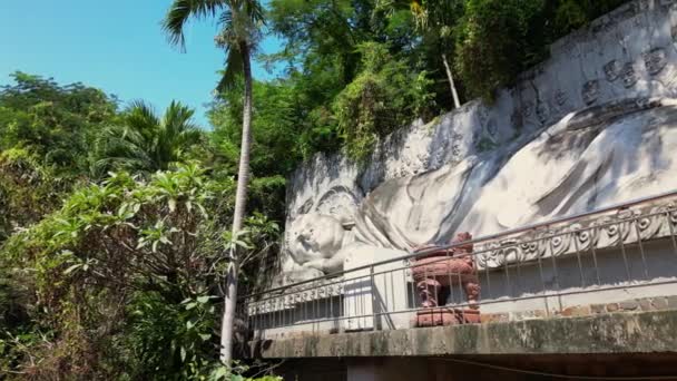 Λευκός Ανακλινόμενος Μεγάλος Βούδας Στο Βιετνάμ Είναι Ένα Από Αξιοθέατα — Αρχείο Βίντεο