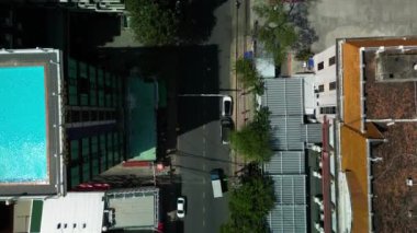 Nha Trang caddesinin tepesinde Vietnam gökdelenleri, Vietnam 'da kalabalık araba trafiği olan şehir binaları var. Vietnam şehri yukarıdan görünüyor. 4K.