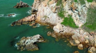 Mavi enerjinin ve berrak okyanus suyunun canlılığı. Yukarıdan aşağıya insansız hava aracı perspektifinde güçlü fırtınalı deniz dalgaları. Açık Atlantik Denizi 'nde köpüklü beyaz dokusuyla çarpışan dalga hattı.