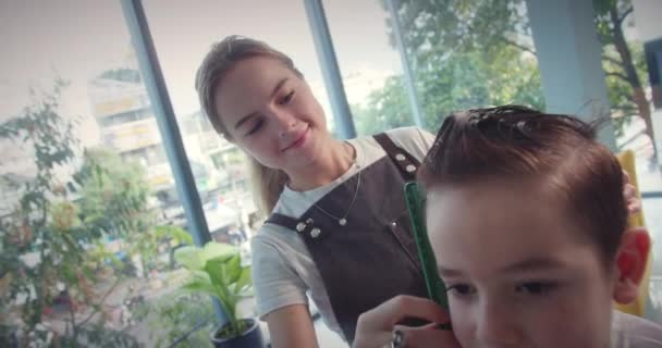 Modny Fryzjer Strzyże Dziecięce Włosy Fryzjerze Close Side View Portret — Wideo stockowe