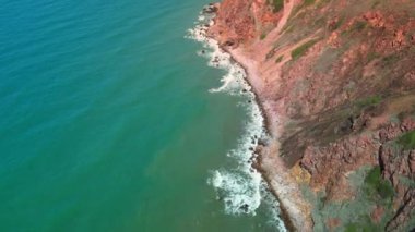 Mavi enerjinin ve berrak okyanus suyunun canlılığı. Yukarıdan aşağıya insansız hava aracı perspektifinde güçlü fırtınalı deniz dalgaları. Açık Atlantik Denizi 'nde köpüklü beyaz dokusuyla çarpışan dalga hattı.