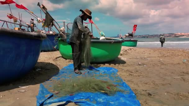 Vietnam Juni 2023 Besatzung Von Fischern Arbeitet Aussortieren Fischernetze Bereiten — Stockvideo