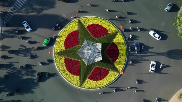 Otomobilleri Motosikletleri Geçmek Şehrin Çevre Yolu Manzarası Aktif Trafik Araçları — Stok video