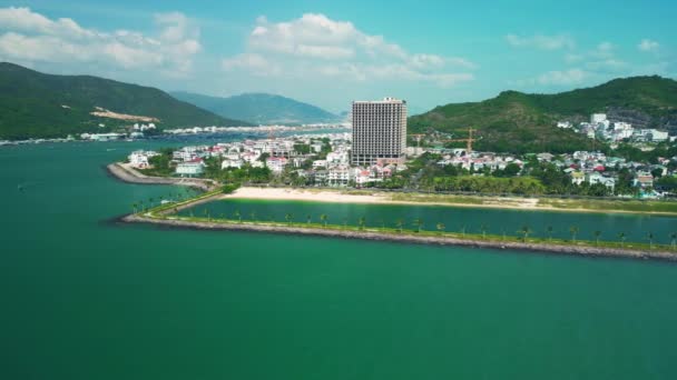 Dağlar Şehir Arasında Güzel Tropikal Vadilerin Insansız Hava Aracı Güneş — Stok video