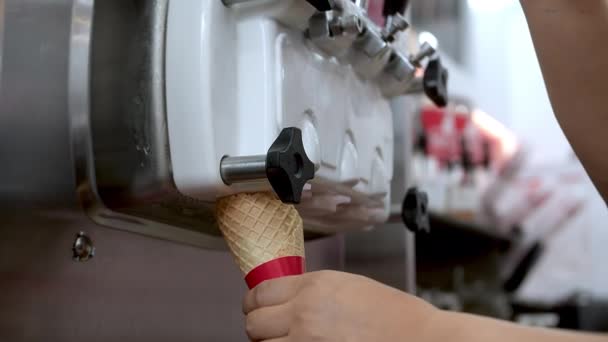 Umplere Aproape Ceașcă Napolitane Înghețată Îngheţată Într Con Slow Motion — Videoclip de stoc