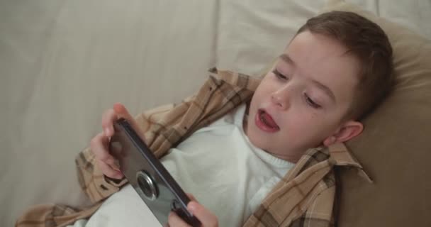 Vackra Barn Pojke Gammal Talande Mobilspel Smartphone Hemma Söt Pojke — Stockvideo