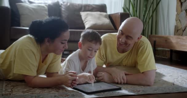 Szczęśliwa Rodzina Młodzi Rodzice Leżący Ciepłej Podłodze Domu Mama Tata — Wideo stockowe