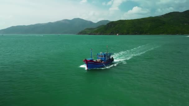 Рибалка Відпливає Єтнаму Якорі Готуючи Риболовлю Фоні Прекрасного Пейзажу Чудових — стокове відео