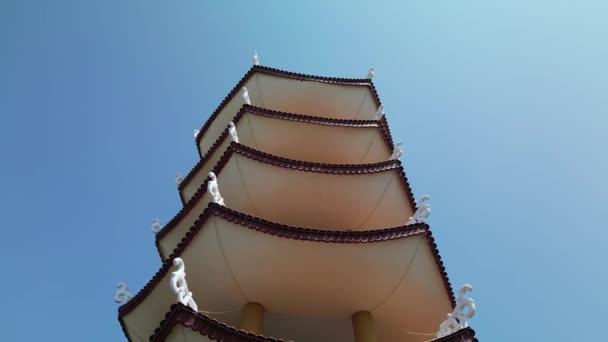 Střecha Budovy Asijského Stylu Detailní Záběr Dolního Rohu Katolického Kostela — Stock video